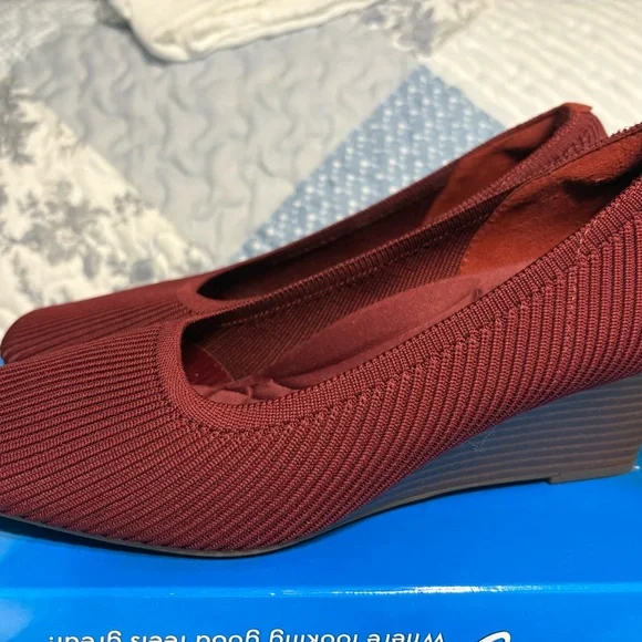 Vivian Women's Burgundy Wedges - Picture 2 of 5